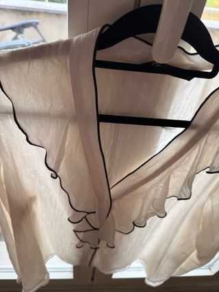 Blusa Zara Beige con Volantes Negros