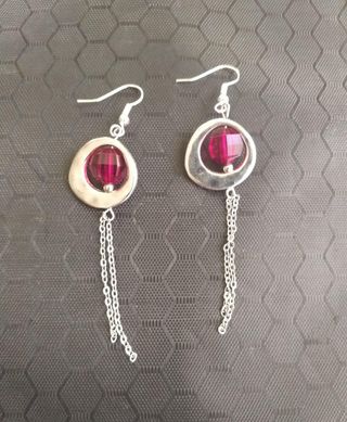 Pendientes plateados con piedra roja