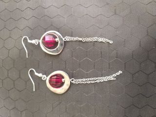 Pendientes plateados con piedra roja