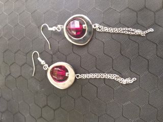 Pendientes plateados con piedra roja