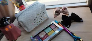 Neceser de encaje blanco con flores