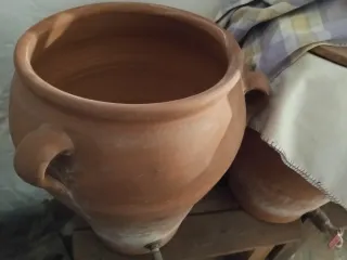 Tinajas de barro grandes con tapa y grifo.