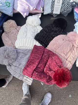 Gorros de lana con pompón varios colores