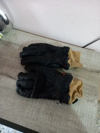 Guantes de esquí negros y beige