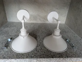 Coppia di lampade da parete bianche vintage