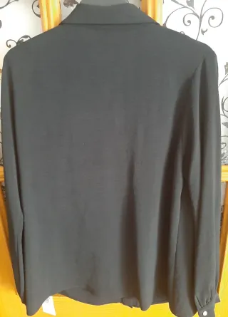 Blusa negra con volantes talla L