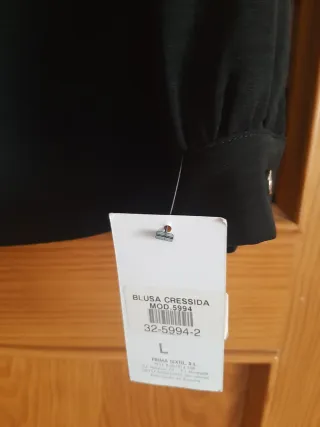 Blusa negra con volantes talla L