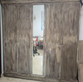 Armario de madera con espejo