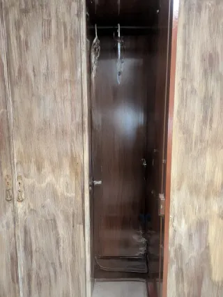 Armario de madera con espejo