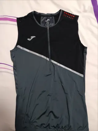 Camiseta Joma sin mangas negra y gris