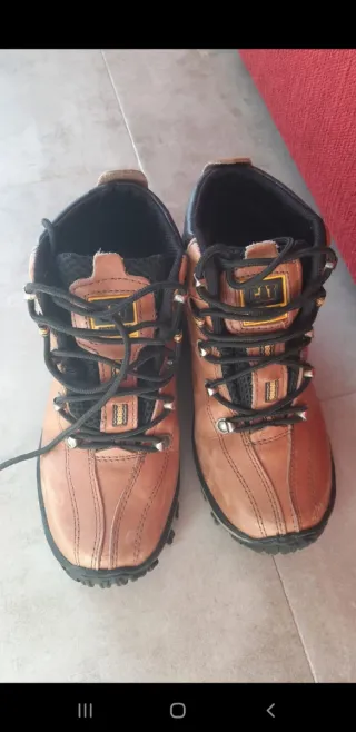 Botas de cuero marrones y negras