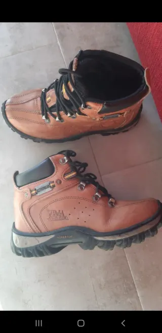 Botas de cuero marrones y negras