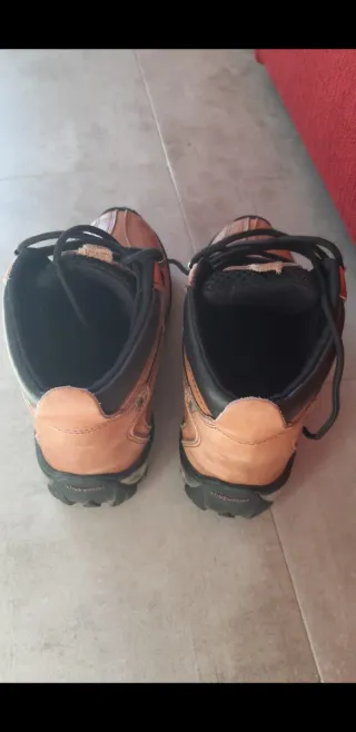 Botas de cuero marrones y negras