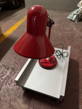 Lámpara de mesa roja y plateada