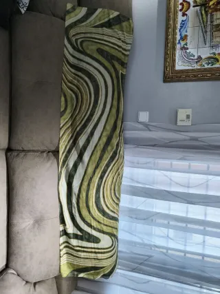 Foulard verde vestidor con puntitos dorados.