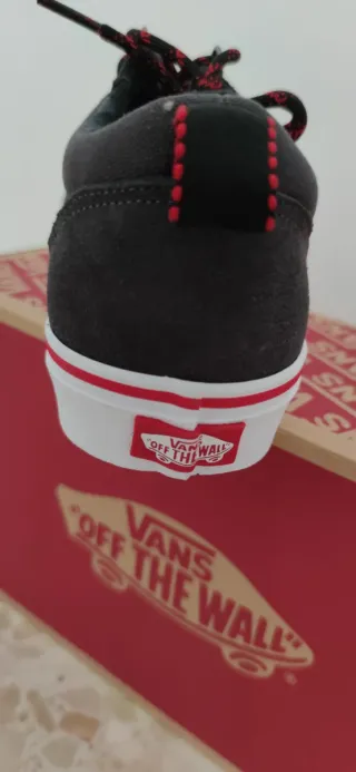 Zapatillas Vans Negras y Rojas