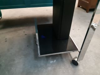 Tavolo da scrivania in vetro e ruote