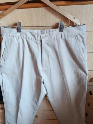 Pantalón chino beige hombre