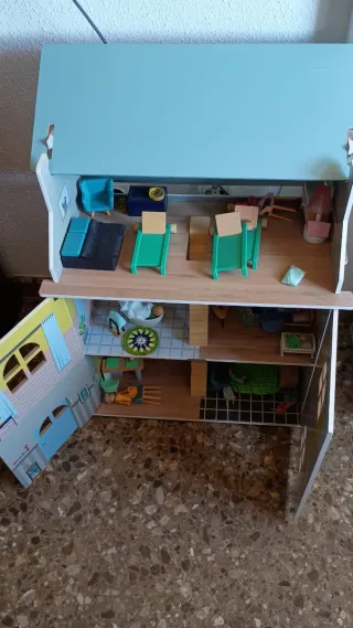 Casita de muñecas de madera