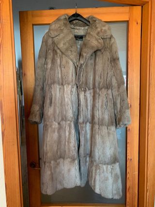 Abrigo de piel gris