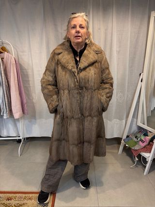 Abrigo de piel gris