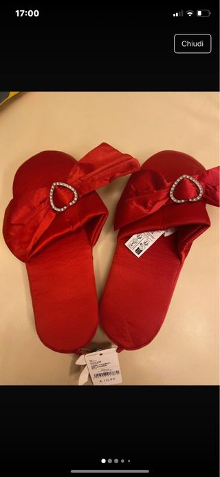 Pantofole rosse in raso con fiocco e strass