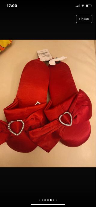 Pantofole rosse in raso con fiocco e strass