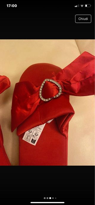 Pantofole rosse in raso con fiocco e strass