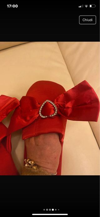 Pantofole rosse in raso con fiocco e strass