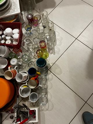 Bicchieri in vetro colorati e trasparenti