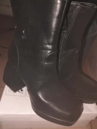 Botas negras con tacón y plataforma