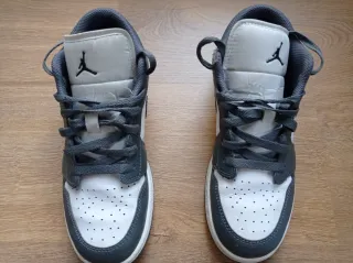 Nike Air Jordan Low Grises y Blancas.