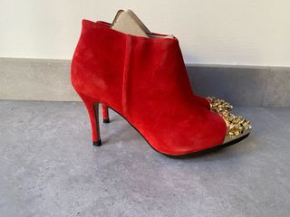 Botines Rojos con Joyas Doradas