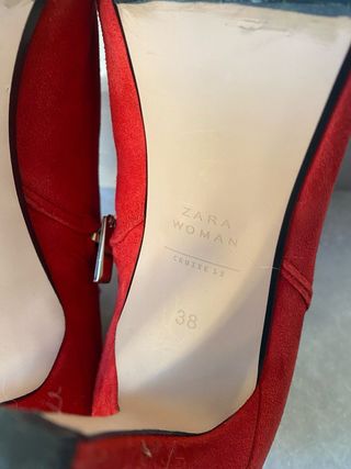 Botines Rojos con Joyas Doradas