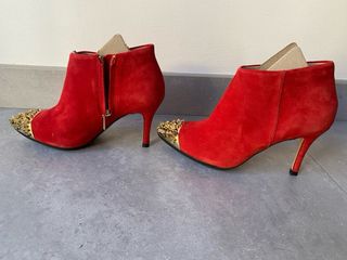 Botines Rojos con Joyas Doradas