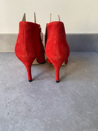 Botines Rojos con Joyas Doradas
