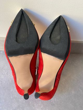 Botines Rojos con Joyas Doradas