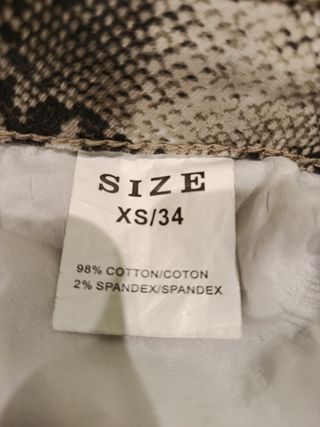 Pantalón elástico estampado serpiente