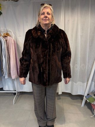 Abrigo corto de piel marrón