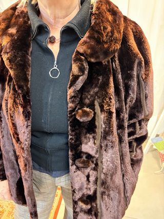 Abrigo corto de piel marrón