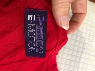 T-shirt rossa con strass