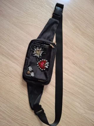 Riñonera negra con adornos