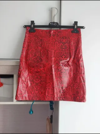Minigonna ecopelle rossa effetto pitone