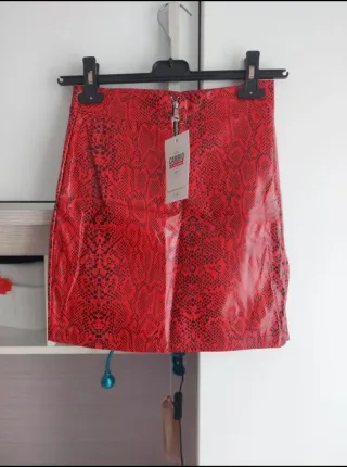 Minigonna ecopelle rossa effetto pitone