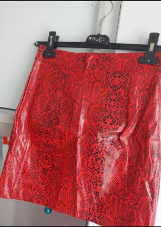 Minigonna ecopelle rossa effetto pitone