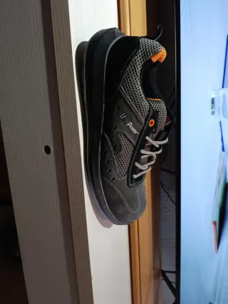 Zapatos de seguridad grises y naranjas