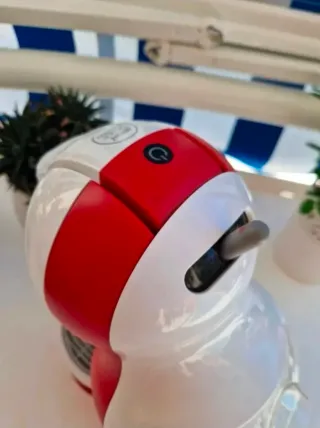 Cafetera Dolce Gusto Roja y Blanca