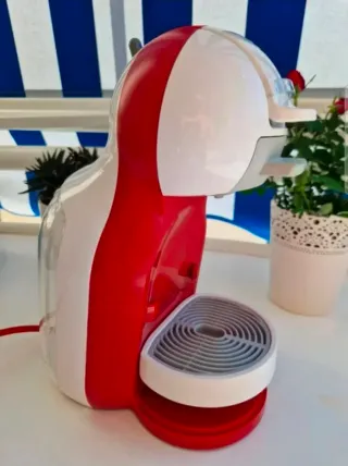 Cafetera Dolce Gusto Roja y Blanca
