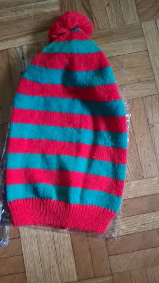Gorros de rayas verdes y rojos