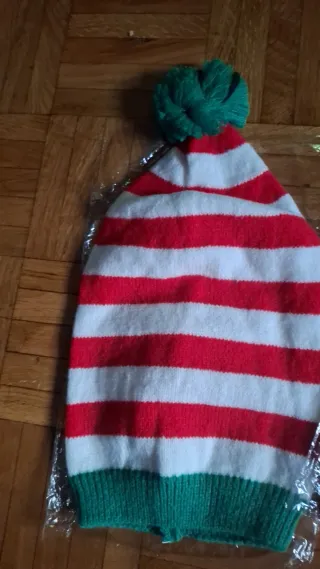 Gorros de rayas verdes y rojos